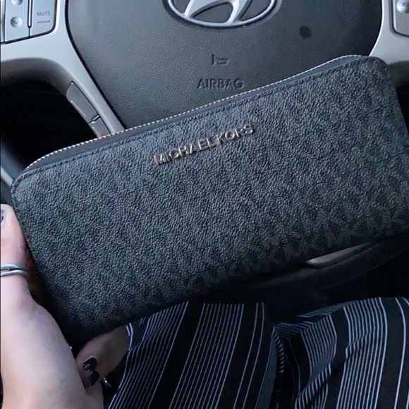 Michael Kors Wallet - Picture 1 of 5